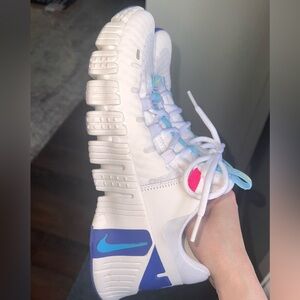 Women’s size 8 Nike metcon 5 blue and white